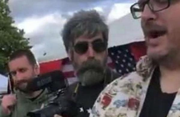 Sacha Baron Cohen se infiltra en una reunión de la ultraderecha y trollea a los asistentes - C9N