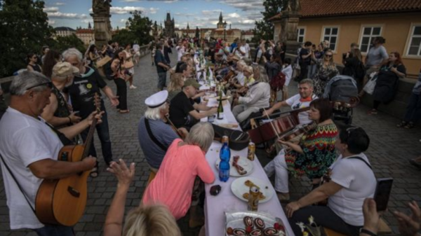 Celebran “despedida simbólica” del covid-19 en República Checa