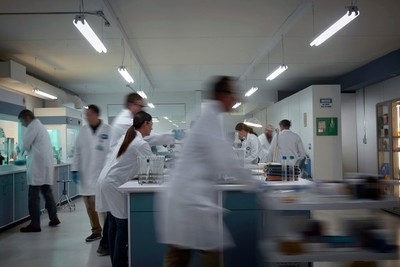 Pfizer y BioNTech anuncian un ensayo positivo en humanos con su vacuna contra el COVID-19