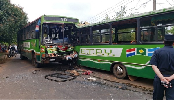 Terrible choque de buses: Un muerto y más de 10 heridos