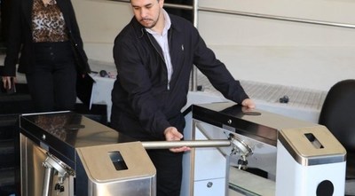 Senadores piden que sus funcionarios no tengan que marcar