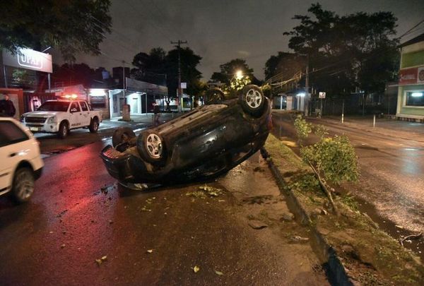 Se accidentó y quienes iban a ayudarlo terminaron asaltándolo