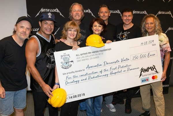Metallica dona 250.000 Euros para construir hospital oncológico