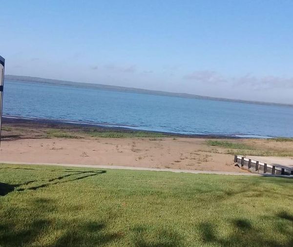 Buscan a joven que desapareció en el lago dejando su moto con Gs. 13 millones en la costa