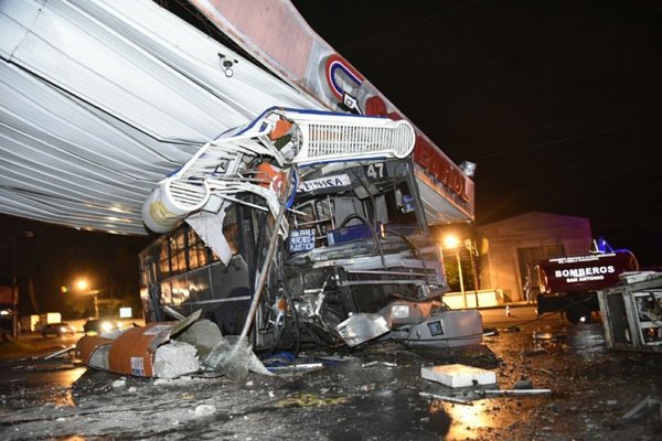 Bus se estrella contra gasolinera tras “carrera”