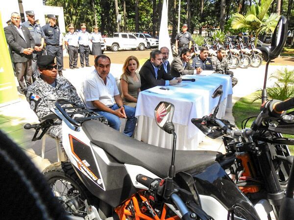 En acto con tinte político entregan motos para GRUPO LINCE
