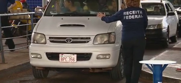 Agentes de la US Customs entrenan a aduaneros brasileños en la cabecera del Puente de la Amistad