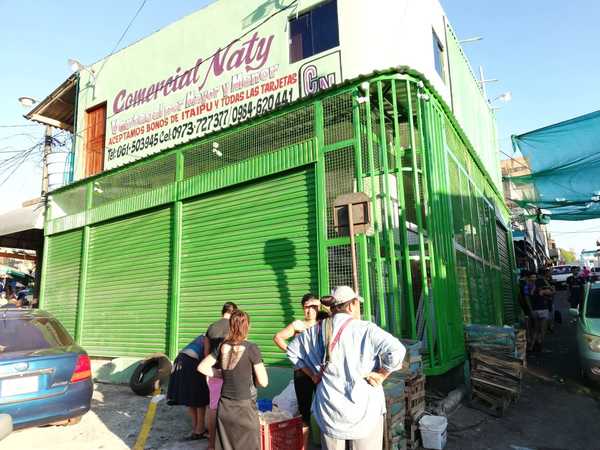 USURPACIÓN de vereda en el MERCADO de ABASTO de CDE