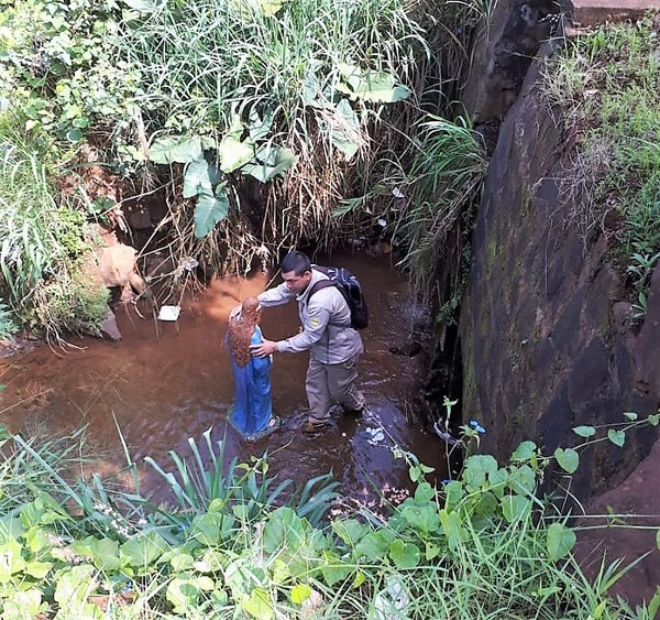 Encuentran imagen de la Virgen María Auxiliadora en un arroyo de Ciudad del Este