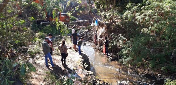 Retiran 30 toneladas de residuos del arroyo San Lorenzo