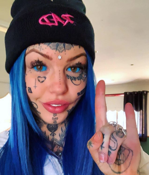 Influencer queda ciega tras tatuarse los ojos de azul