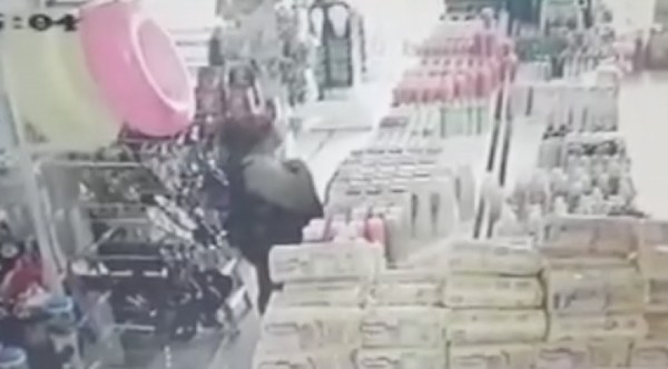 Mujer con 13 antecedentes fue detenida por robar productos y guardarlos en su ropa interior