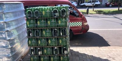 PARAGUAYOS venden cerveza paraguaya que llevaron de CONTRABANDO