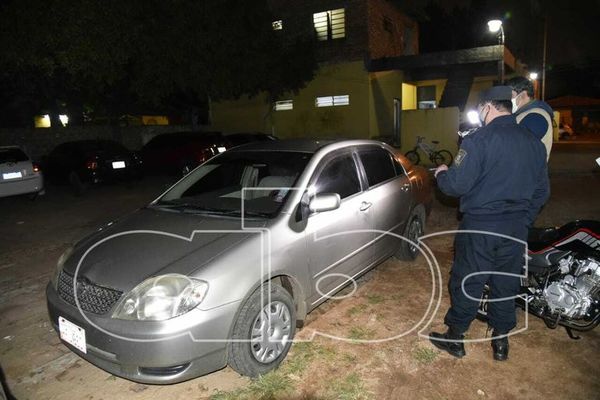 Abandonan en San Lorenzo un vehículo robado en Asunción  - Nacionales - ABC Color