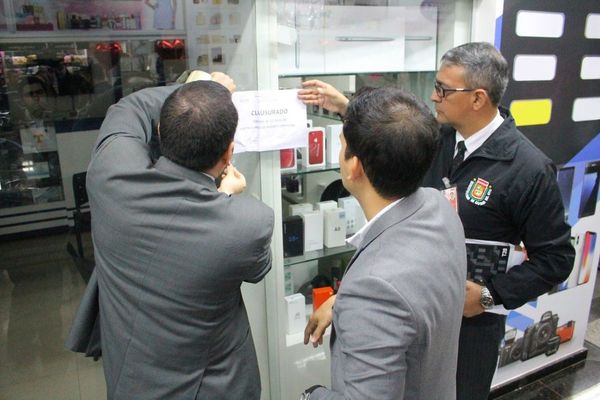 Clausuran comercios por estafar a turistas en Ciudad del Este