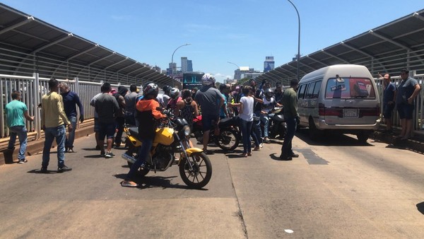 Bloquearon el Puente de la Amistad en PROTESTA contra funcionarios MUNICIPALES COIMEROS