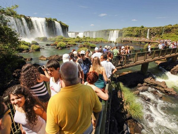 Récord de turistas y cota de US$ 500, pero comercio de CDE sigue en crisis