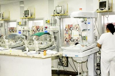 La gente muere por falta de terapia e insumos médicos - Política - ABC Color