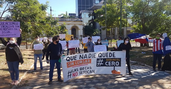 Estudiantes repudiaron recorte a presupuesto de becas