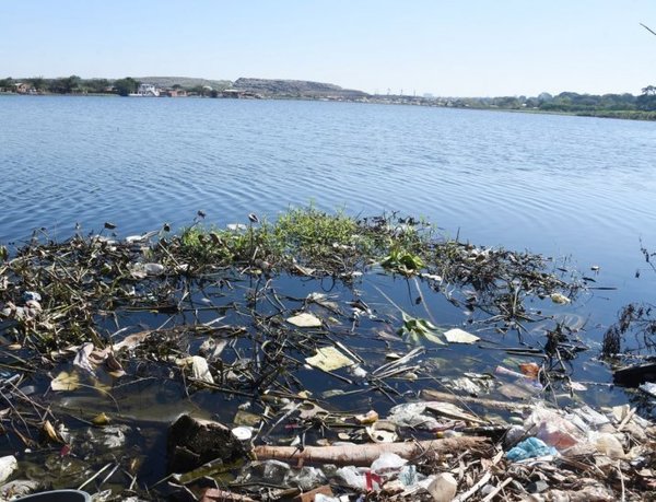 Alarmante ingreso de residuos contaminantes a causes hídricos