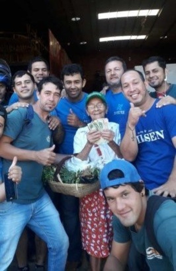Empleados juntaron dinero para darle un aguinaldo a la señora de 84 años que les lleva remedios yuyos