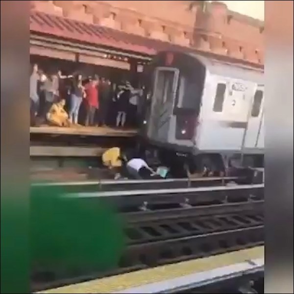 Rescatan a niña de cinco años después que su padre se lanzara con ella a la vías del tren