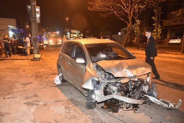 Mujer produce aparatoso accidente y da alcotest positivo en zona de la Terminal