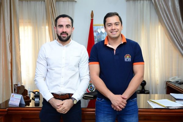 Intendente de CDE dice que AHORRA G. 2 mil millones por mes solo en salarios, pero MENDIGA VASITOS de PLÁSTICO