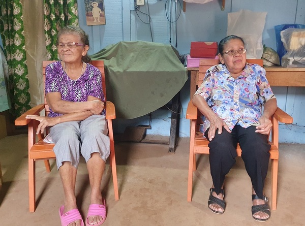 Adultas mayores y enfermas reclaman sus pensiones de tercera edad