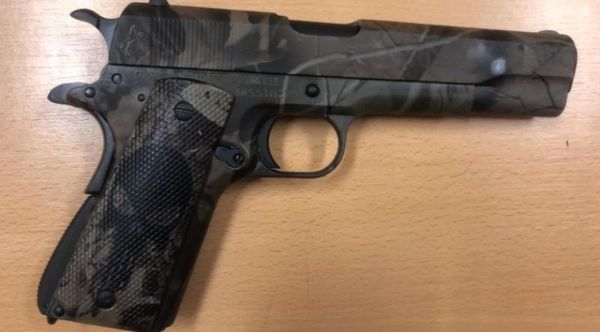 “Un regalo no se recibe en el trabajo, menos una pistola”