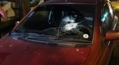 Indígena destrozó parabrisas de una conductora a piedrazos cuando estaba en el semáforo