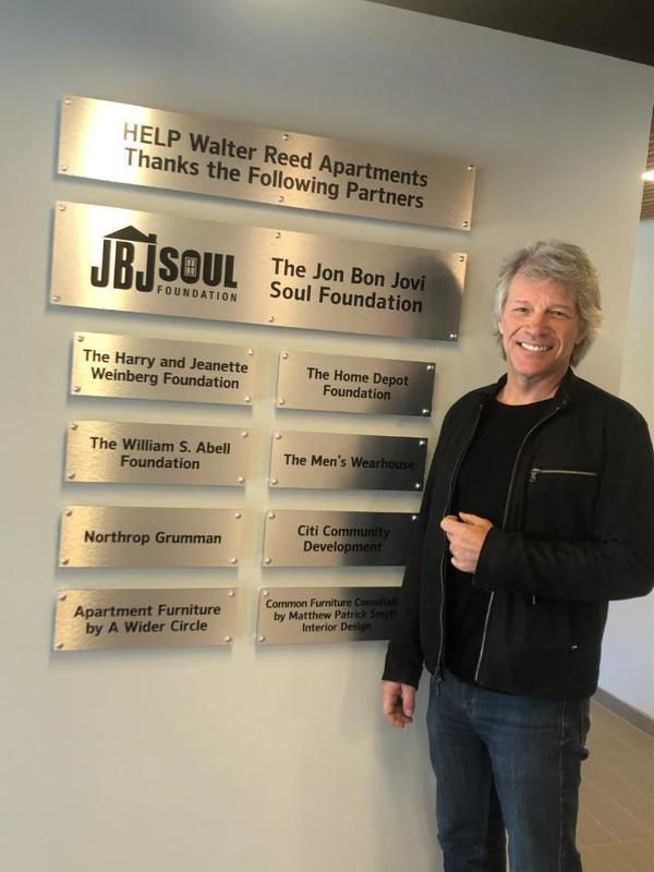 Fundación de Bon Jovi dona medio millón de dólares para construir viviendas para veteranos sin hogar