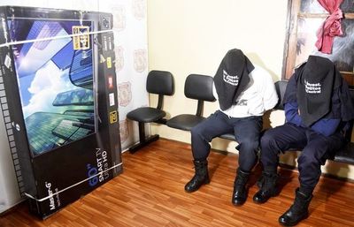 Policías detenidos tras intentar quedarse con botín de asalto