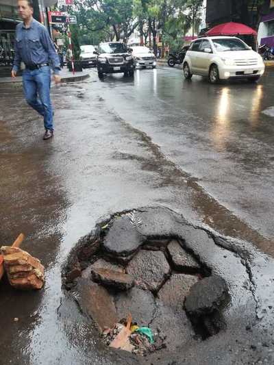 Enorme BACHE adorna céntrica avenida de CDE