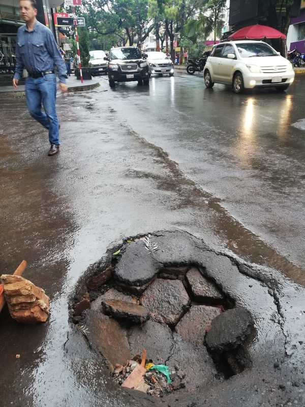 Enorme BACHE adorna céntrica avenida de CDE