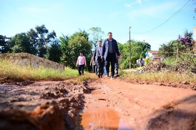 CDE “PARALIZADA” hace 8 meses que NO se ejecutan OBRAS MUNICIPALES y el intendente distribuyendo “BESITOS”