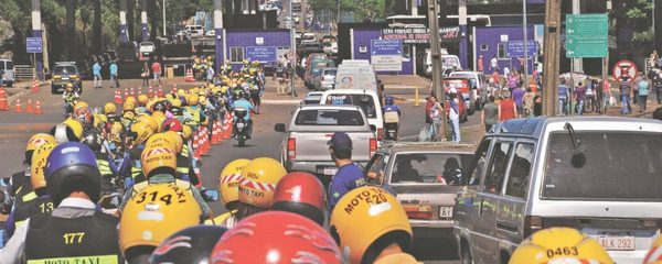 Quieren controlar a los MOTO-TAXIS paraguayos en la aduana brasileña del PUENTE