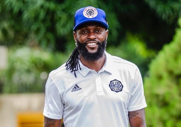 Adebayor dice que se aferra a su yerba al despedirse