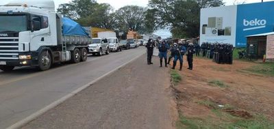 Cañicultores cierran ruta y Policía amenaza con despeje a la fuerza - Nacionales - ABC Color