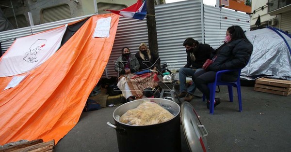 Instalan carpa de la resistencia contra la corrupción y el endeudamiento