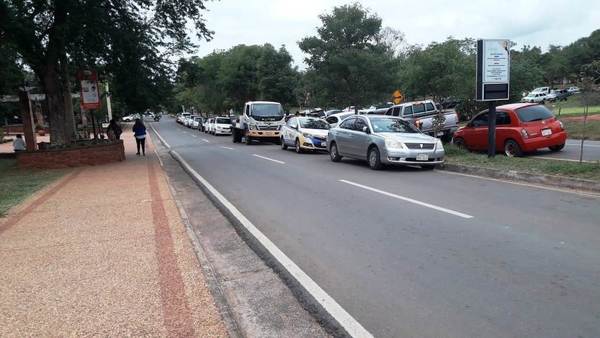 PMT despeja y controla estacionamiento en doble fila frente al Poder Judicial • Luque Noticias