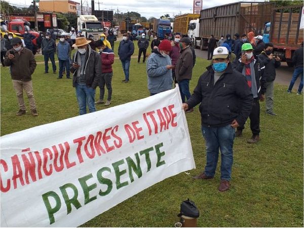 Cañicultores cierran ruta y siguen exigiendo fin del contrabando