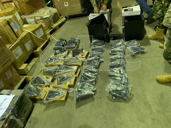 Investigan a destinatarios de piezas de armamento que fueron incautadas en el aeropuerto - Nacionales - ABC Color