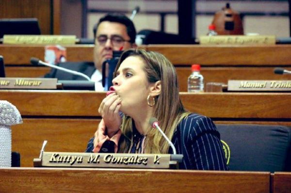 AUDIO: Kattya González compara el informe presidencial con un «informe de escuela»