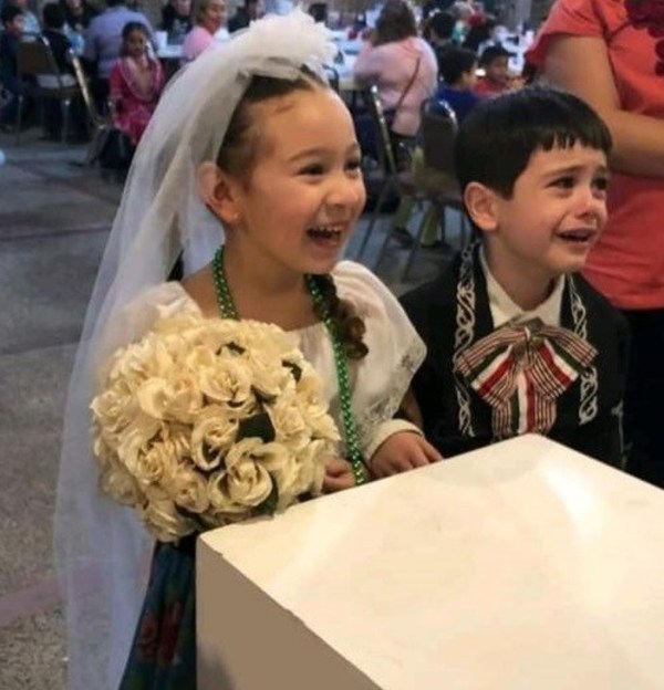 Un niño lloró desconsoladamente porque lo casaron en una kermés