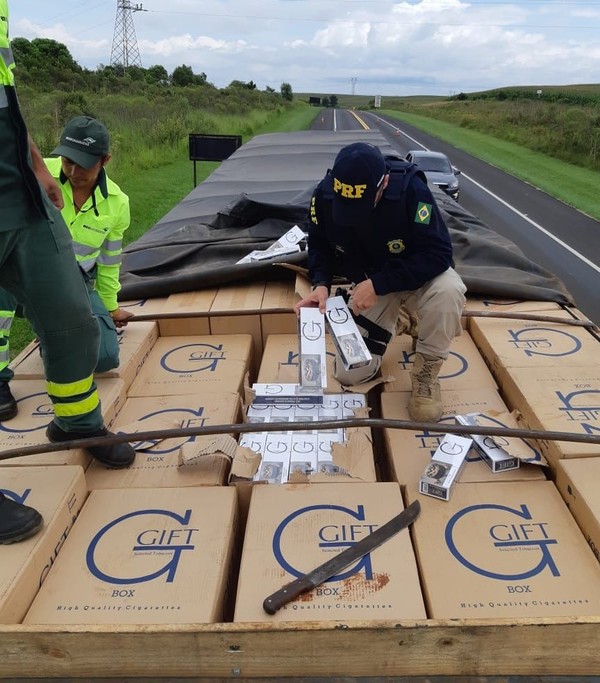 Abandonan camión con 400 mil gruesas de cigarrillos llevados de CONTRABANDO desde el Paraguay