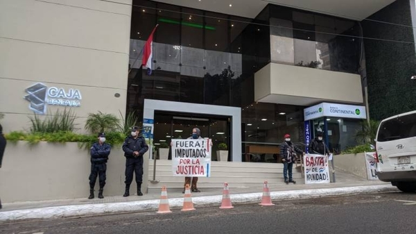 HOY / Jubilados se manifiestan frente a Caja Bancaria y exigen intervención ante irregularidades