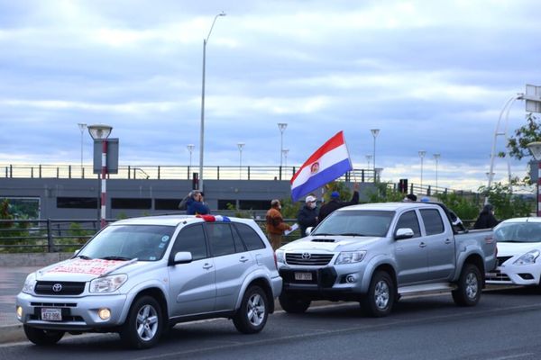 Con caravana en la Costanera, exigen intervención y destitución en Caja Bancaria