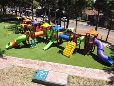 Instalan parques infantiles en Pdte. Franco  - ABC en el Este - ABC Color