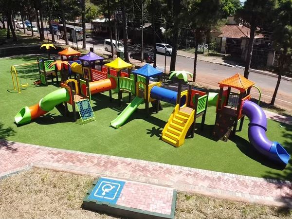 Instalan parques infantiles en Pdte. Franco - ABC en el Este - ABC Color